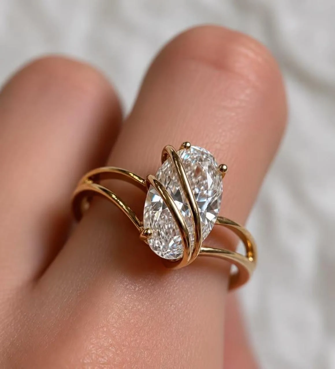 Elongated white centre crossed by two curved gold-coloured bands